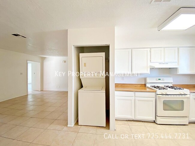 Building Photo - 3 BEDROOM 2 BATH UNIT NEAR NELLIS AFB