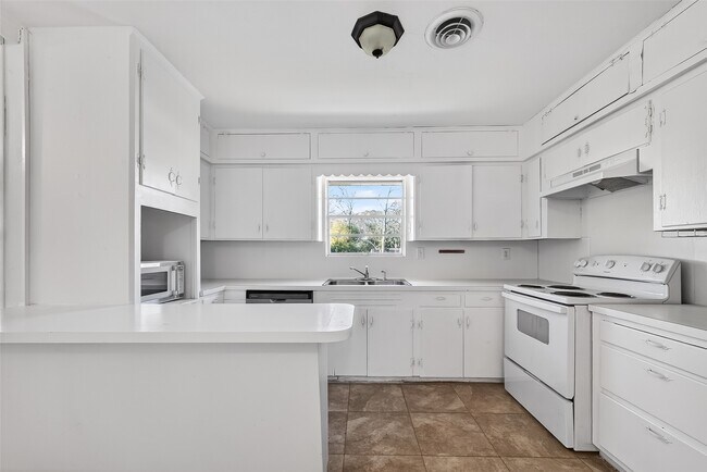 Building Photo - 703 Coryell St