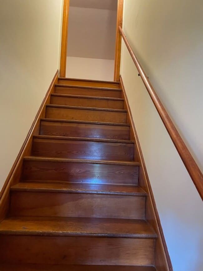 Building Photo - BEAUTIFUL SINGLE FAMILY HOME