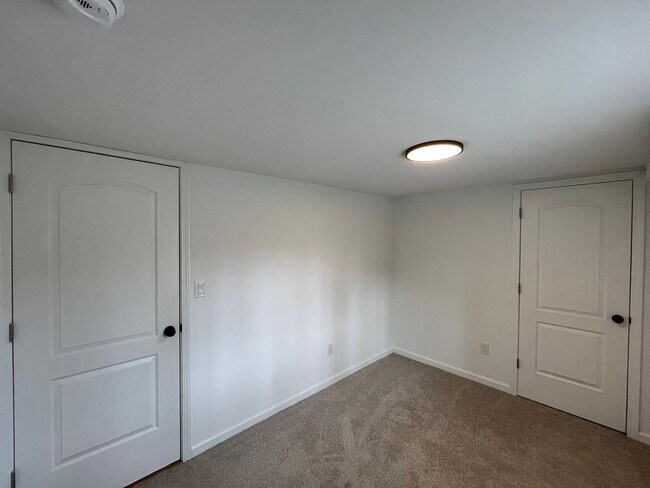 Building Photo - Modern 2BD, 2BA with 3rd Bonus Room Near Downtown Durham with Assigned Off-Street Parking and Bac...