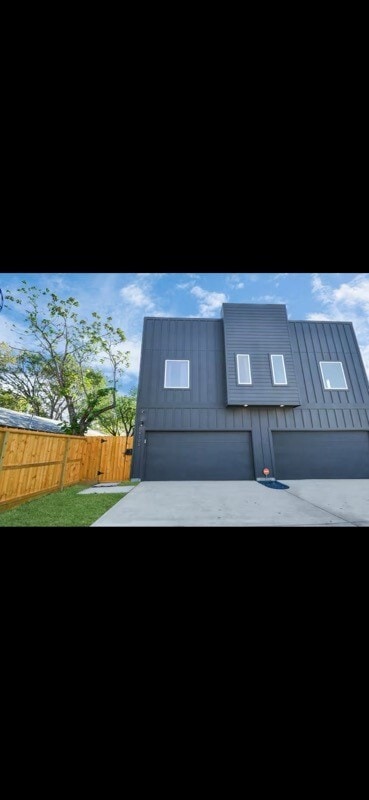 Building Photo - 8419 Woodward St