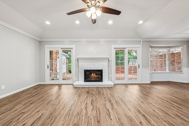 Building Photo - Pristine Updated Indian Creek Condo