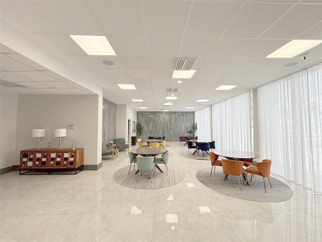 Building Photo - 3140 S Ocean Dr