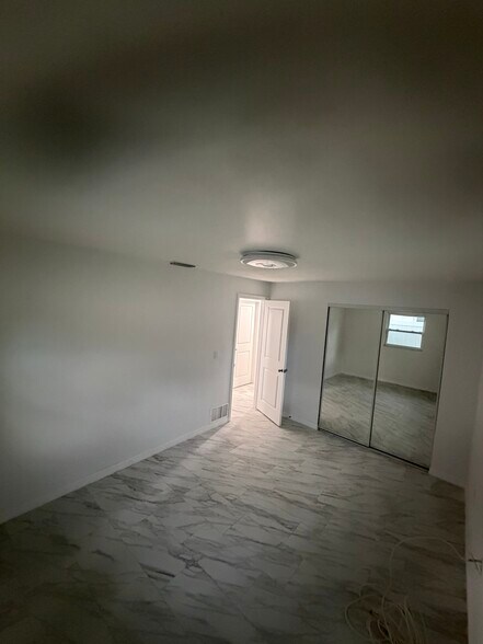 Building Photo - 2319 Stratford Dr