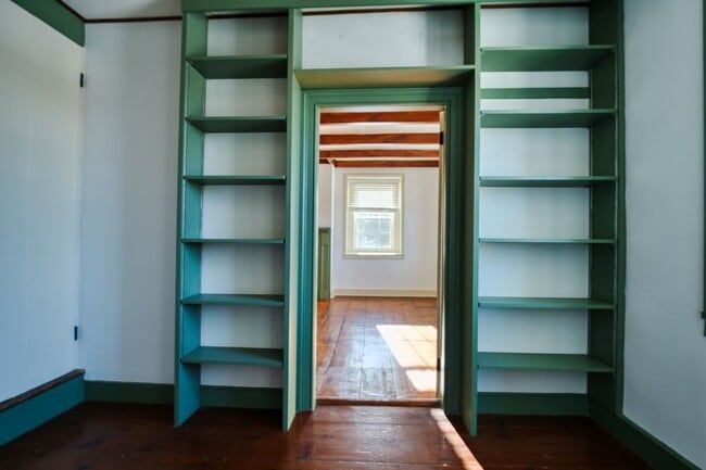 Building Photo - Beautiful 4 Bedroom Farm House