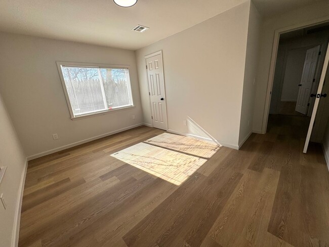 Building Photo - 2 Bedroom 1 bathroom home with a detached ...