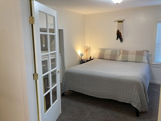 Building Photo - Beautiful Home Walking Distance To Town an...