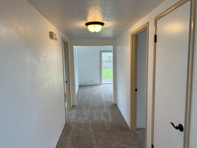 Building Photo - Beautifully updated 2 bedroom 1 bath home ...