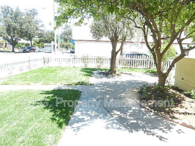 Building Photo - 1250 E Villa St
