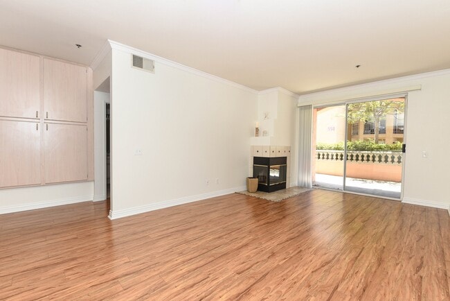 Building Photo - 640 Camino De La Reina