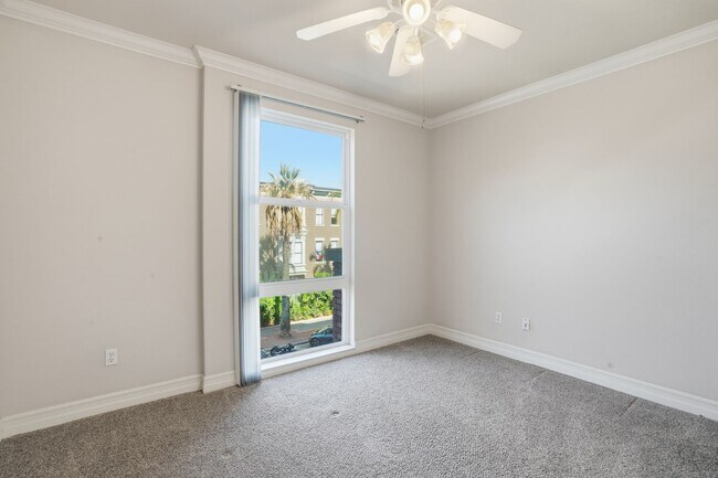 Building Photo - Beautifully upgraded 1 Bdrm, 1 Bath w/larg...