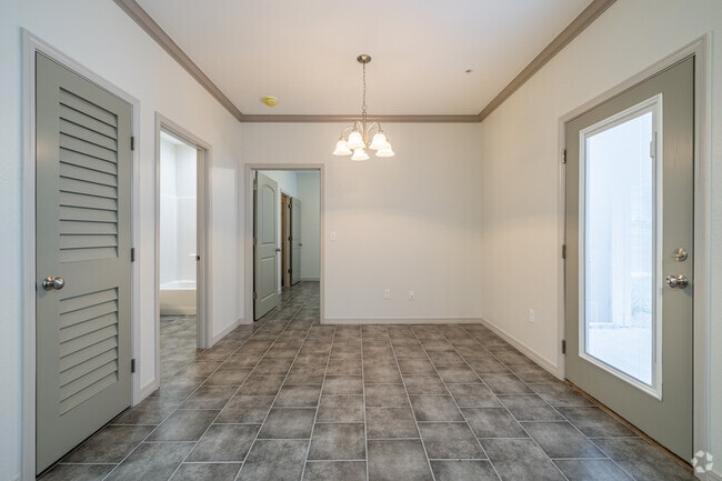 1BR, 1BA - 750SF - Dining Room - The Heights