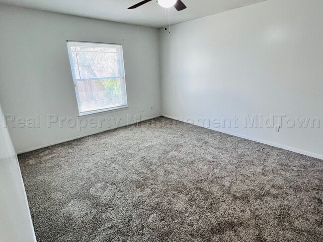 Building Photo - Charming 2 bedroom 1-bathroom Duplex unit ...