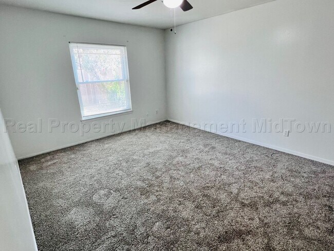 Building Photo - Charming 2 bedroom 1-bathroom Duplex unit features a prime location