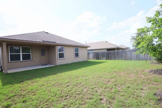 Building Photo - "Charming 4-Bed Sanctuary in San Antonio – 1702 Sq Ft of Comfortable Living!"