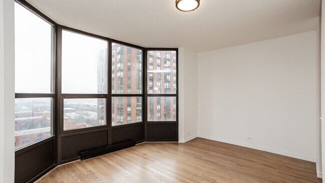 Building Photo - 899 S Plymouth Ct