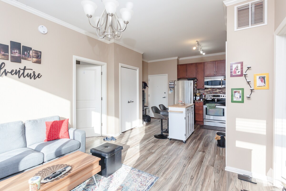 Building Photo - 1 E 8th St