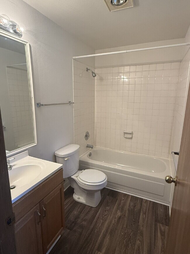 Building Photo - 2 Bedroom, 3 Bathroom Townhome Available for Immediate Move In