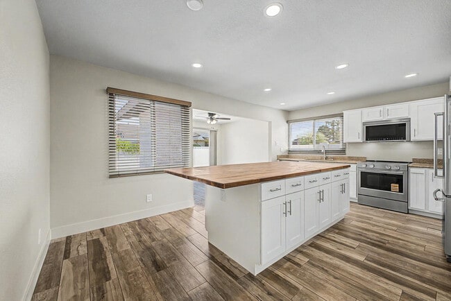 Building Photo - 710 E Bell De Mar Dr