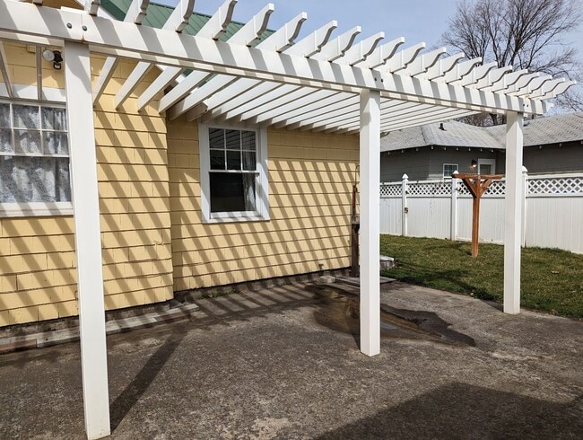 Building Photo - Charming 3 bedroom Normal Hill house