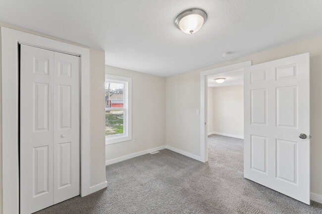 Building Photo - This cozy residence features a bright living space and well-appointed kitchen.  1st month is FREE...