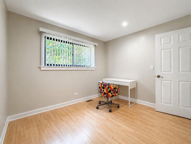 Building Photo - 495 S Crow Trail
