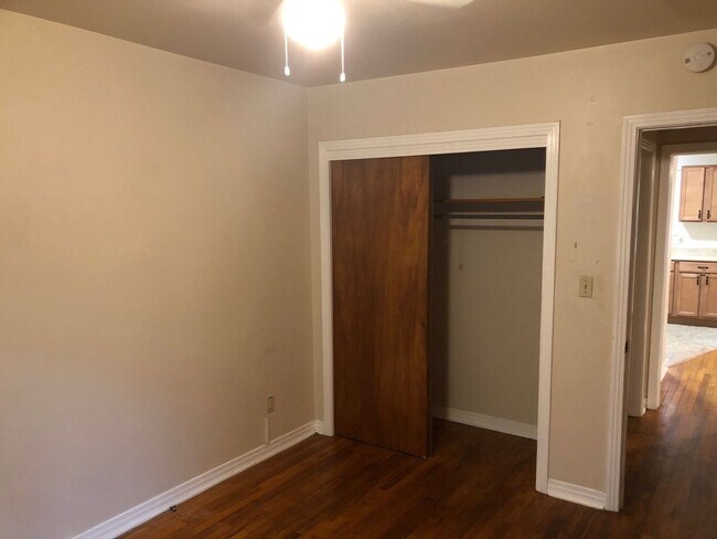 Building Photo - Great 2 BR 1 BA w/ Stack Washer/Dryer