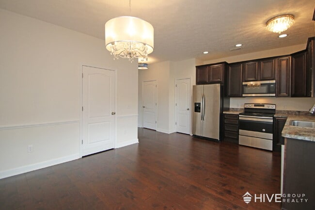 Building Photo - Modern 3BR Townhouse with Private Backyard...