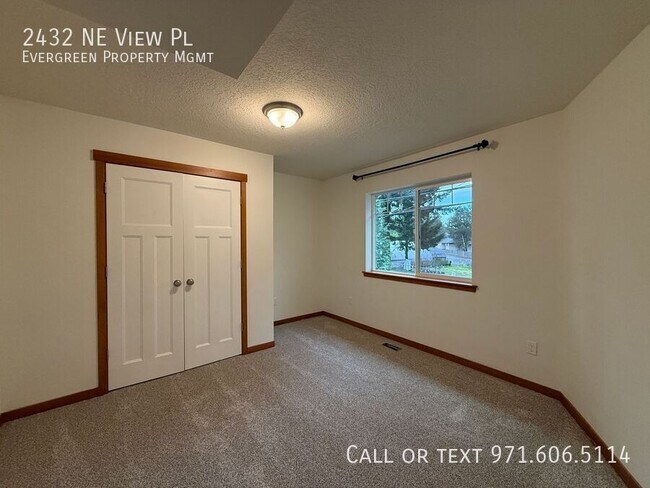 Building Photo - 2432 NE View Pl