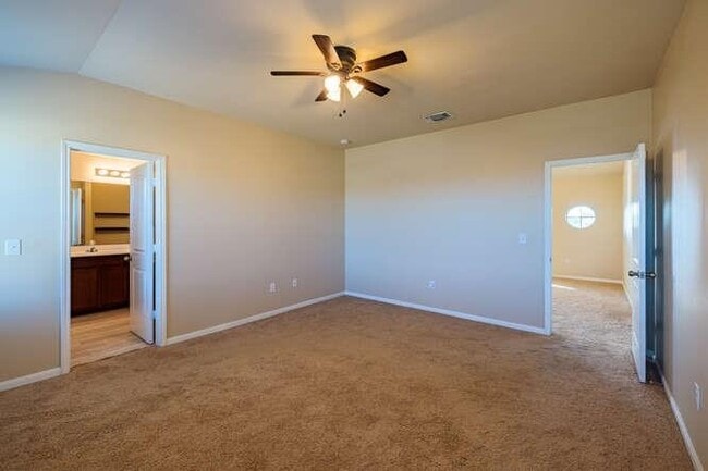 Building Photo - 402 Zenith Rd