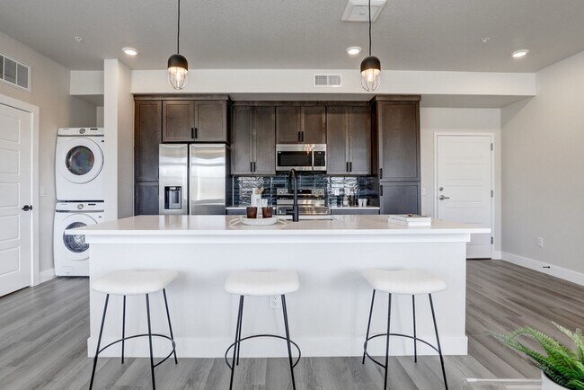 Building Photo - Modern 2 bedroom 2 bathrooms available in ...
