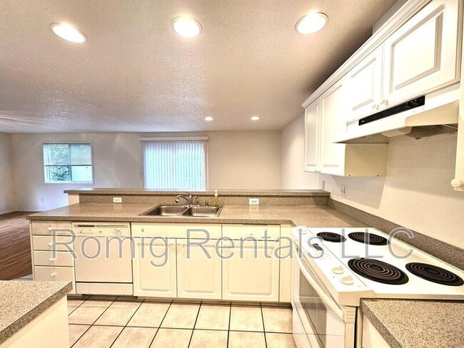 Building Photo - 9703 NE Tenny Creek Dr