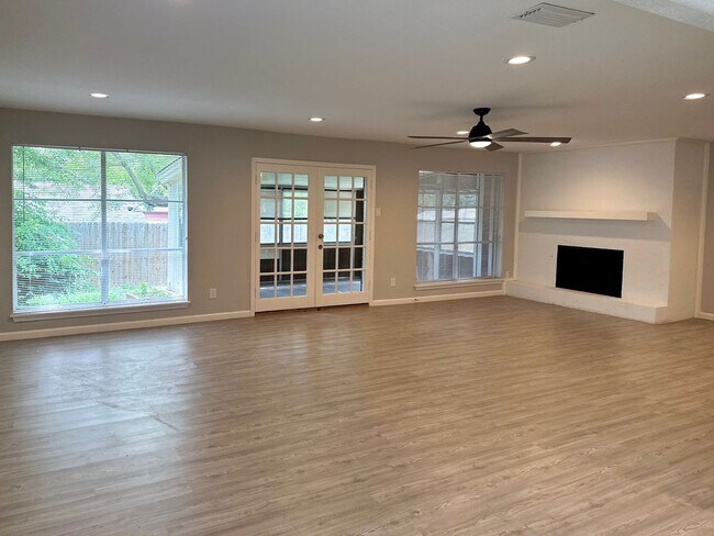 Building Photo - 4 Bedroom / 2 Bath / 2 Car Garage