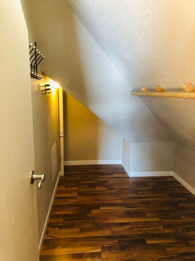 Building Photo - House- NW