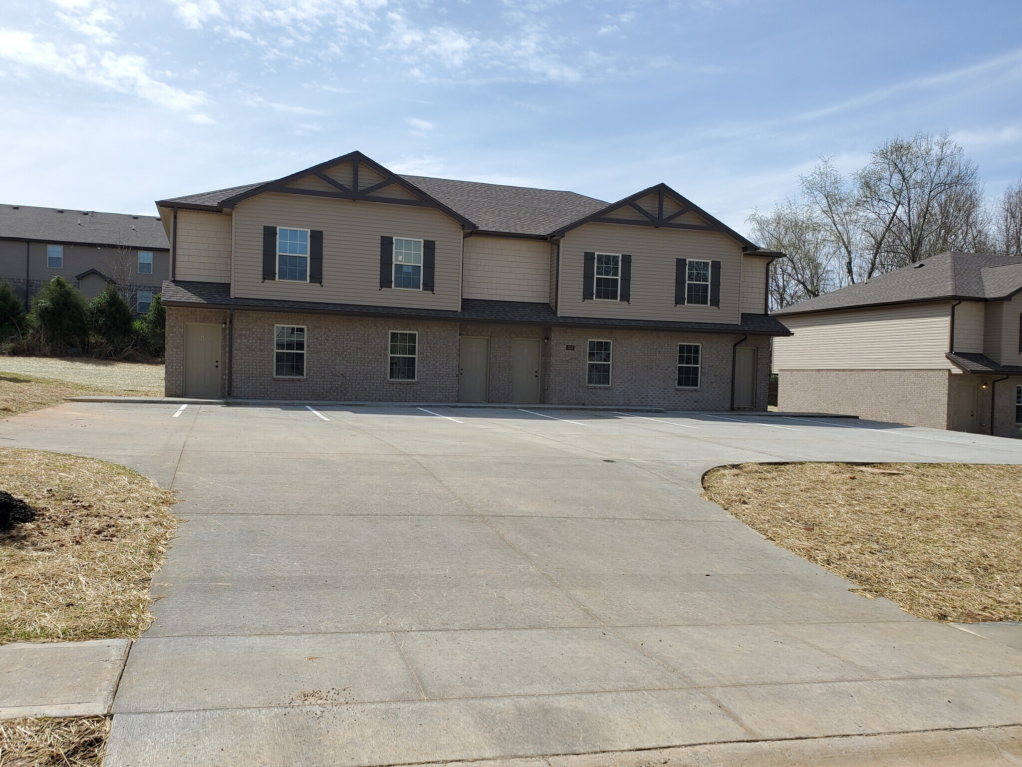 Building Photo - 156 Center Pointe Dr