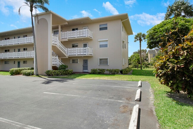 Building Photo - 2770 Garden Dr S