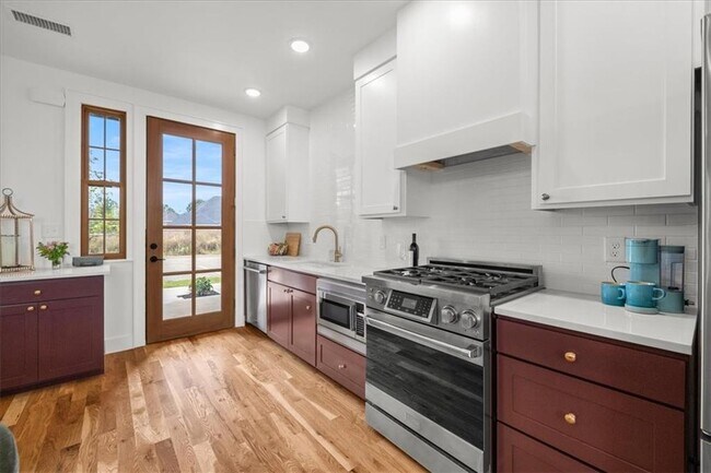 Building Photo - 4611 S 47th St