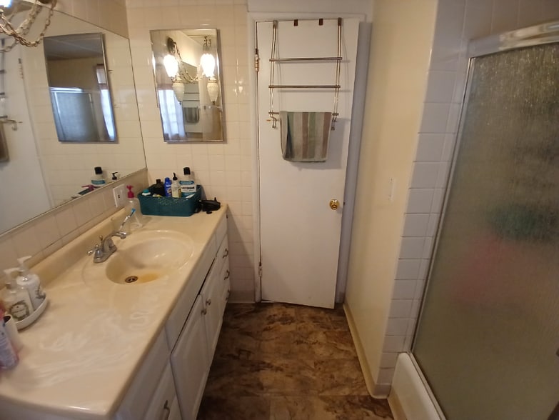 Building Photo - 8900 Swinton Ave