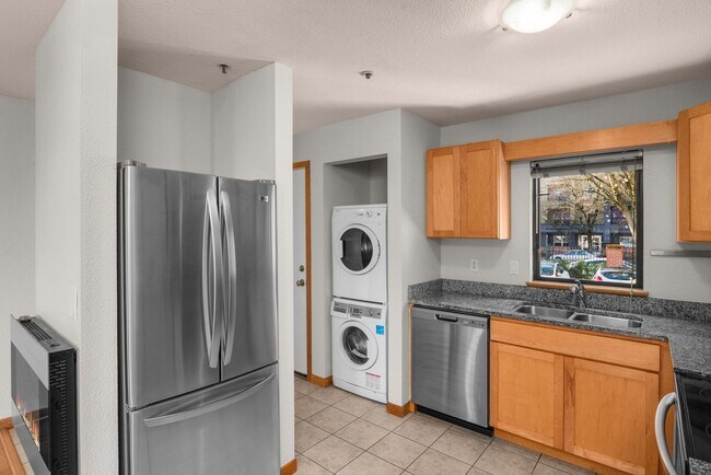 Building Photo - McCormick Pier - 1 bed/1 bath w/new paint/balcony/parking/pool/hot tub/bbq pit