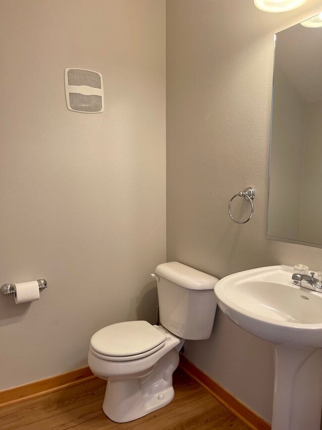 Building Photo - Desirable Downtown Poulsbo Place condo