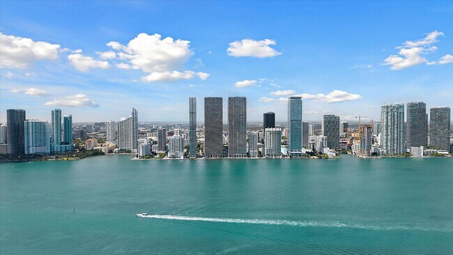 Building Photo - 700 NE 24th St