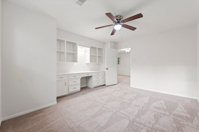 Building Photo - 16815 Memorial Oaks Ln