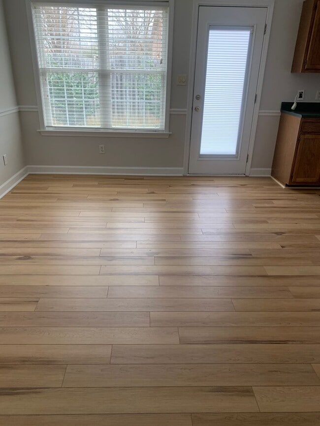 Building Photo - 3  Bedroom Townhome