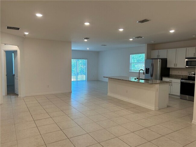 Building Photo - 742 Forster Ave