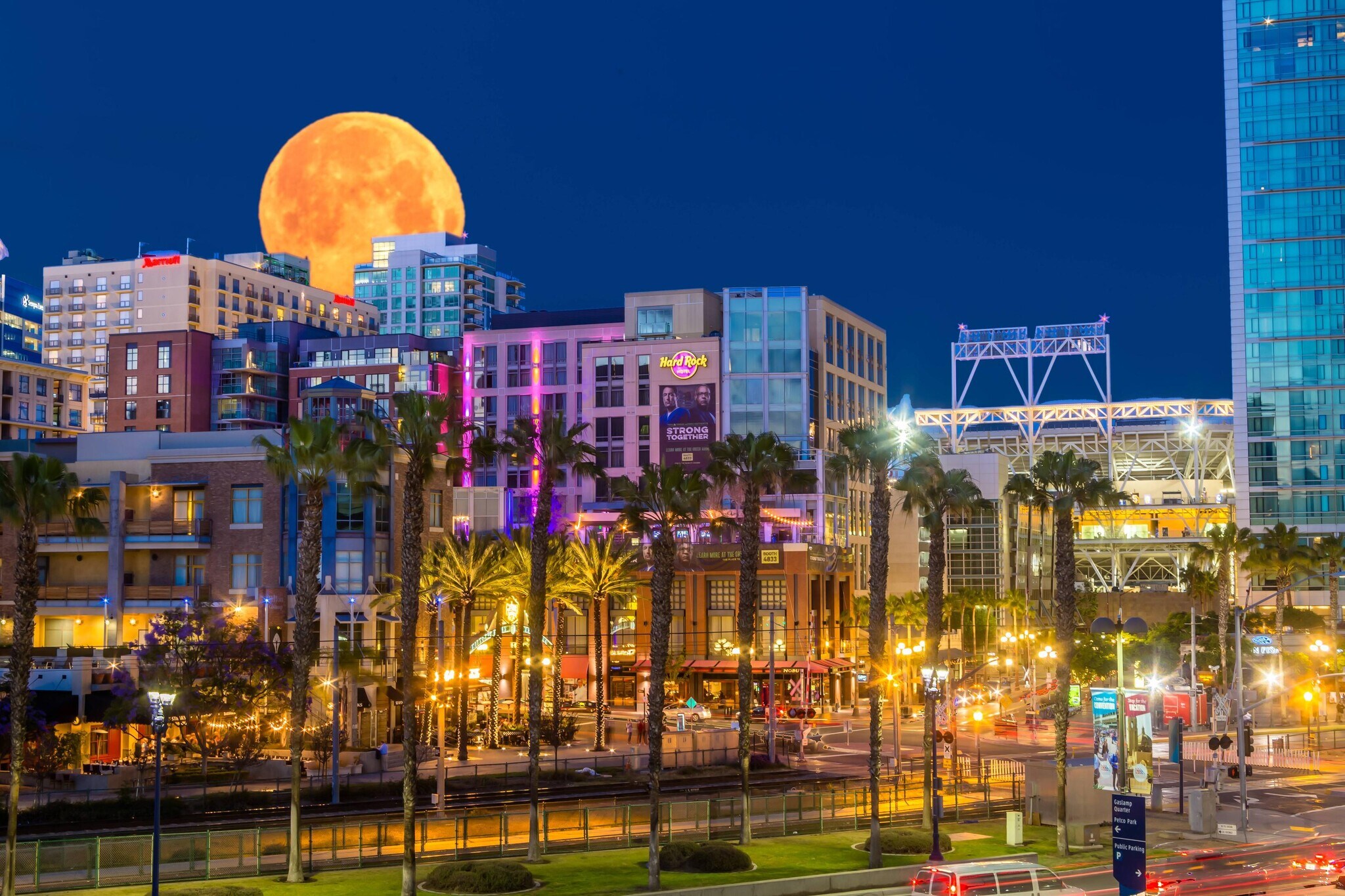 10 blocks to Petco Park - 889 Date St