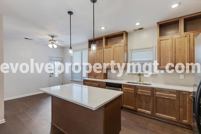 Building Photo - 1250 Island Pl E