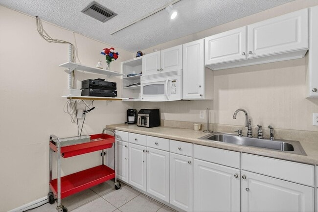 Building Photo - 9940 S Ocean Dr