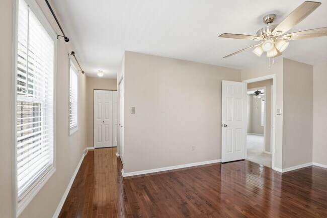 Building Photo - Stunning 3 Bedroom Townhome !