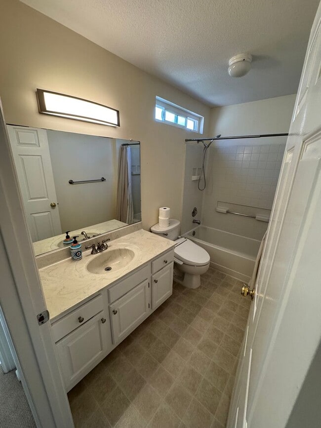 Building Photo - Beautiful 3bd/2.5 bath Townhome