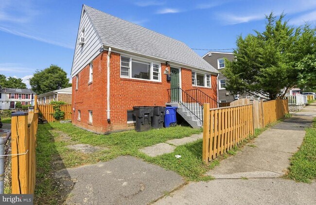 Building Photo - 2004 S Langley St